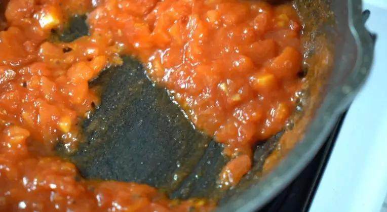 番茄玉米排骨汤,酸甜可口养生效果一流,起油锅，倒入番茄丁，炒软

