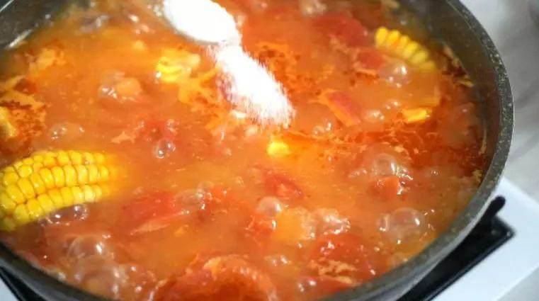 番茄玉米排骨汤,酸甜可口养生效果一流,出锅前加入盐调味即可
