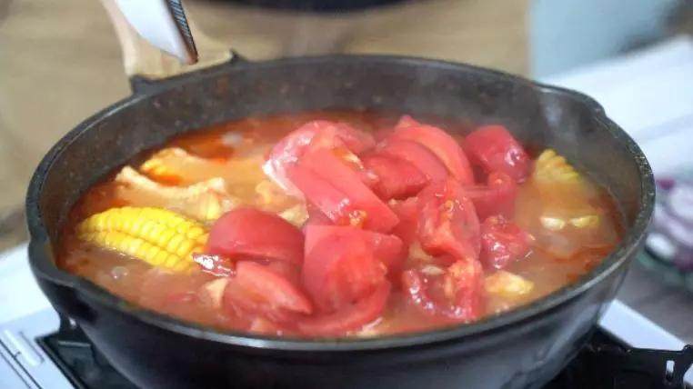 番茄玉米排骨汤,酸甜可口养生效果一流,煮开放入玉米、番茄块，煮至断生