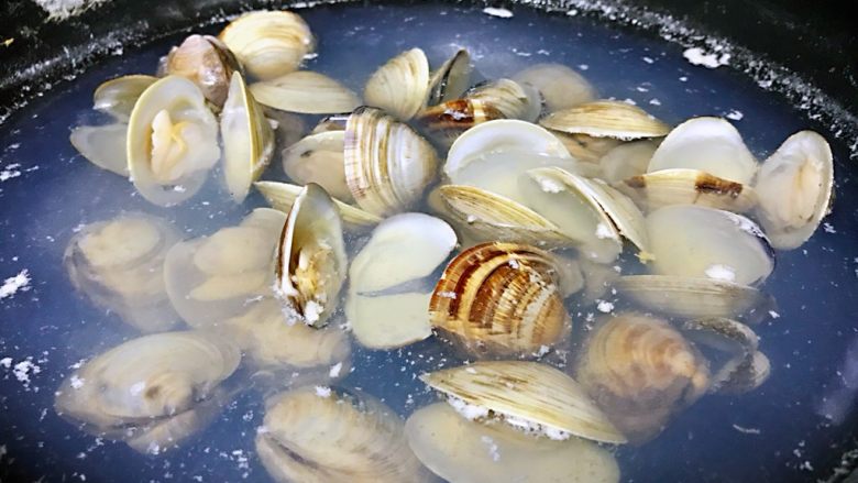 清煮文蛤,锅中加入清水烧开，文蛤倒进去，大火烧开之后转为中小火煮3~5分钟，至所有文蛤张开，捞出沥干水分，装入盘中。
