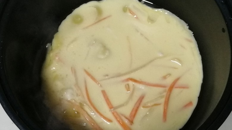 胡萝卜土豆丝饼,在不粘锅内刷一层薄油，倒入面糊，平铺在锅底，开小火