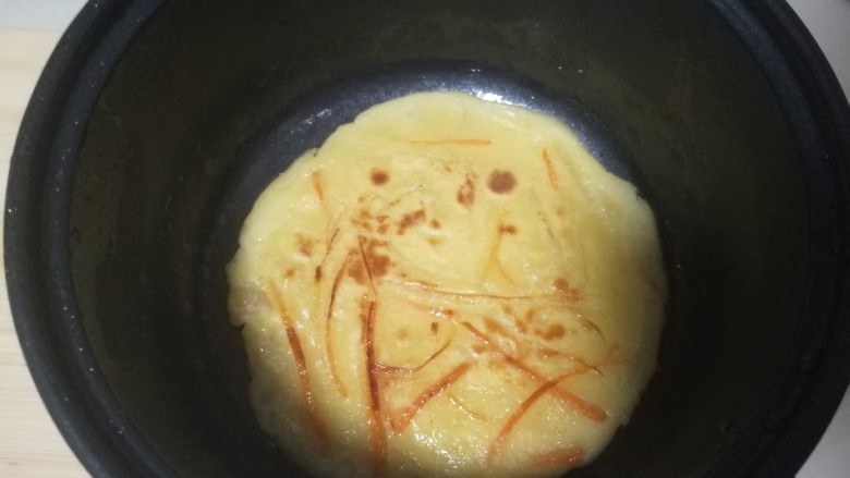 胡萝卜土豆丝饼,煎至两面金黄，即可出锅