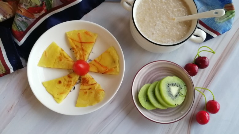 胡萝卜土豆丝饼,加一个燕麦和猕猴桃，可以开始吃美美的早餐了！