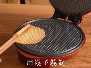 清新【冰糖橙酥卷】酥脆爽口,最高温烘烤1分钟，用筷子卷起来，置于晾架晾凉。