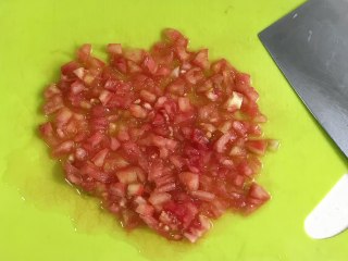 拿波里意面,西红柿去皮后切碎。