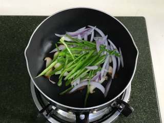 拿波里意面,锅中倒8毫升橄榄油，烧至微热，加入蘑菇片、洋葱丝、青椒丝和黑胡椒，中小火炒软。