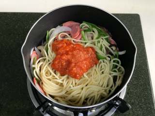 拿波里意面,放入意大利面和蕃茄酱，翻炒均匀即可。