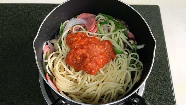 拿波里意面,放入意大利面和蕃茄酱，翻炒均匀即可。