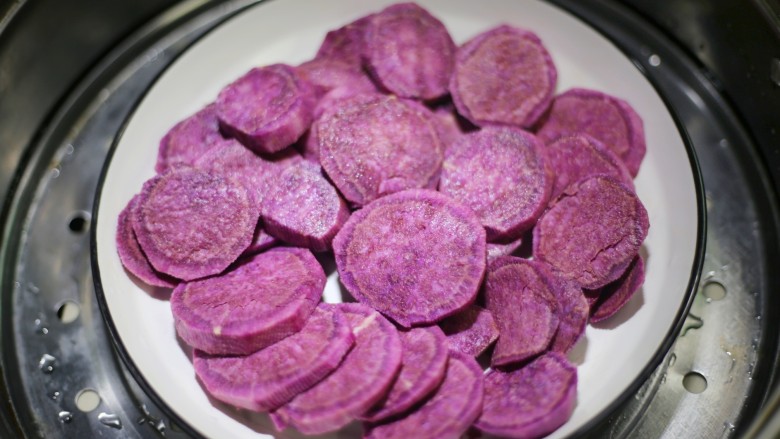 紫薯燕麦塔～,上锅大火蒸熟。