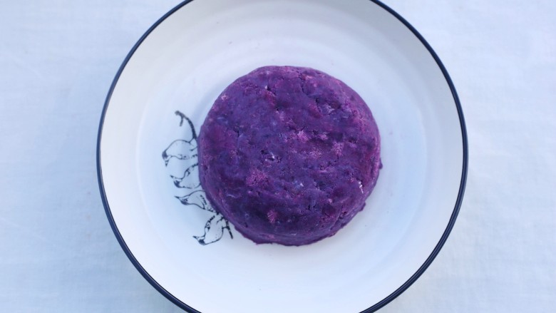 紫薯燕麦塔～,反盖入碟子上。