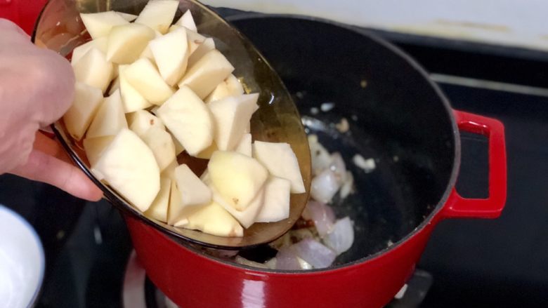 营养美味一锅炖➕番茄洋葱土豆烧鸡腿,加入土豆块，中小火煎一会，到土豆表面微焦