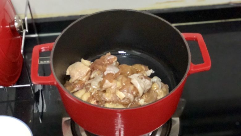 营养美味一锅炖➕番茄洋葱土豆烧鸡腿,热锅后，加少许食用油，加入腌制后的鸡腿肉