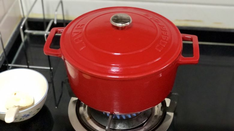 营养美味一锅炖➕番茄洋葱土豆烧鸡腿,撇去浮末，转小火炖煮10分钟