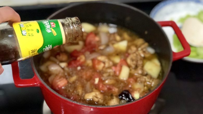 营养美味一锅炖➕番茄洋葱土豆烧鸡腿,加入一小勺蚝油增鲜