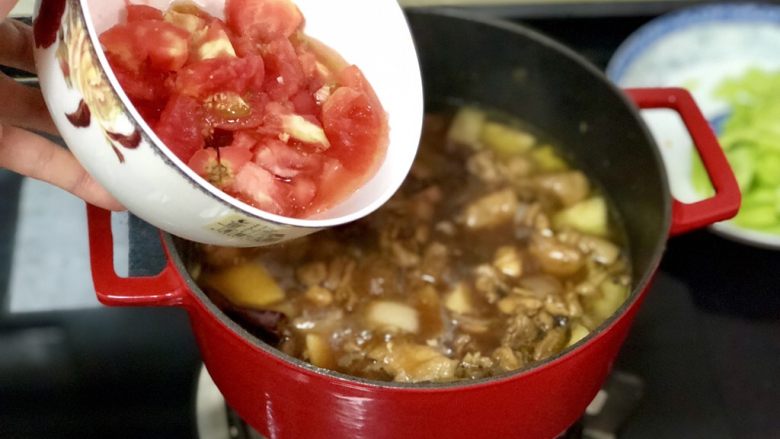 营养美味一锅炖➕番茄洋葱土豆烧鸡腿,加入番茄，煮开后加盖，小火再煮五六分钟番茄融入入味