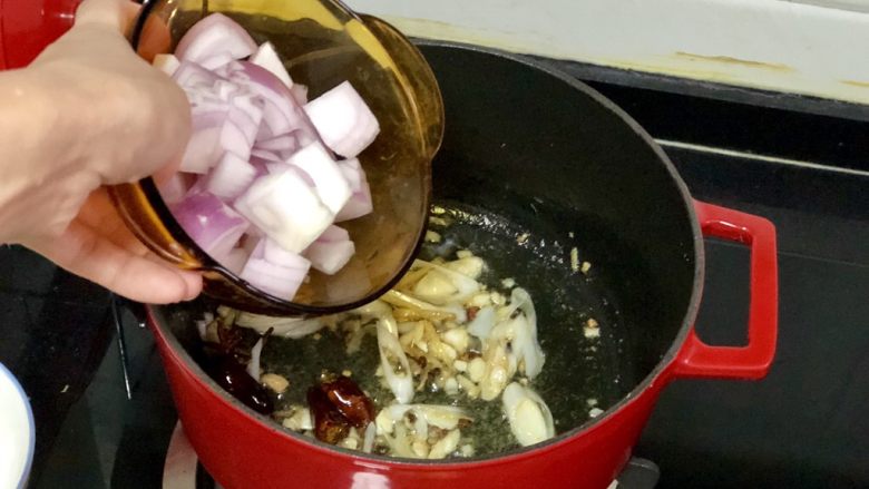 营养美味一锅炖➕番茄洋葱土豆烧鸡腿,转中火，加入洋葱，煸炒出香味，洋葱微微透明