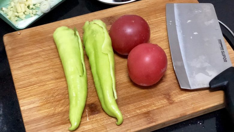 营养美味一锅炖➕番茄洋葱土豆烧鸡腿,腌上鸡腿，我们来处理蔬菜：尖椒去蒂去籽，与番茄一同洗净