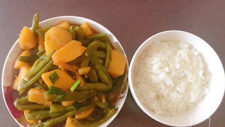 东北菜豆角炖土豆,配上一碗米饭，吃的饱饱的
