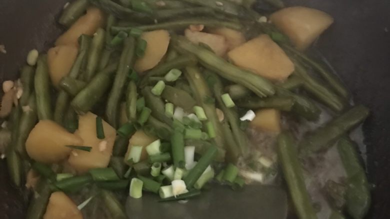 东北菜豆角炖土豆,最后出锅之前加入葱花。翻炒几下