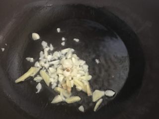 东北菜豆角炖土豆,姜蒜爆锅，炒香