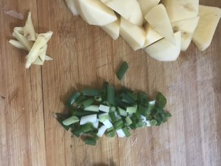 东北菜豆角炖土豆,土豆切成块儿，葱段，姜丝，蒜末
