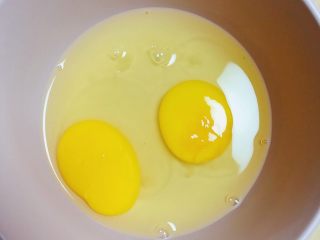 补钙鲜嫩虾糕（豆浆水蛋版）,准备鸡蛋，打入碗中。