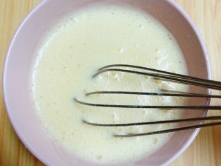 补钙鲜嫩虾糕（豆浆水蛋版）,继续一个方向搅打均匀豆浆蛋液。