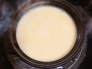 补钙鲜嫩虾糕（豆浆水蛋版）,锅中水开后，将蒸碗放入锅中，中火蒸7分钟。