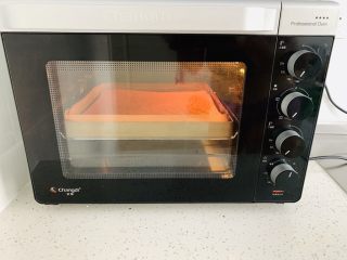 红丝绒蛋糕卷,烤盘放置烤箱中层，上下火150度，烤30分钟。