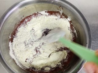 红丝绒蛋糕卷,加入过筛的白鲨低筋小麦粉和奶粉。