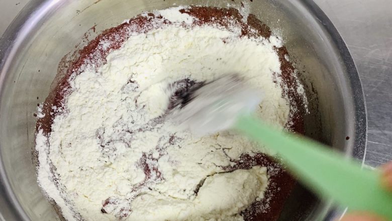 红丝绒蛋糕卷,加入过筛的白鲨低筋小麦粉和奶粉。