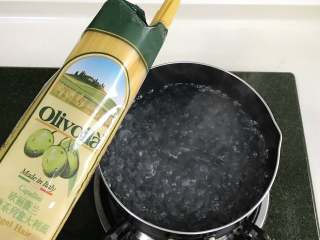 南瓜香肠芦笋意面,锅中倒入适量清水煮沸，加入欧丽薇兰天使系列意大利面，加2克盐和几滴橄榄油煮起。