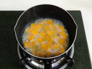 南瓜香肠芦笋意面,倒入小半碗清水，中小火把南瓜煮熟。