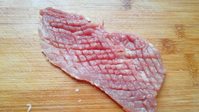 荔枝肉,纯瘦肉洗干净，先切成片状，再切成网花状(类似切鱿鱼花的方法)，最后切成小块。