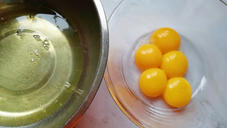 亚麻籽戚风蛋糕,蛋清蛋黄分离。