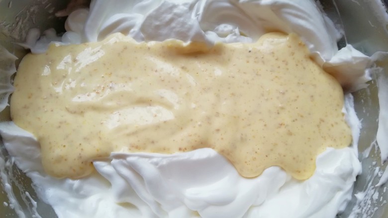 亚麻籽戚风蛋糕,再把混合好的亚麻籽蛋黄糊倒回到剩下的三分之二蛋白里面，以同样的手法继续混合均匀。