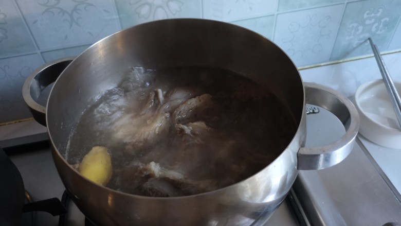 卤牛肉,水开，去掉浮沫，再煮五分钟。