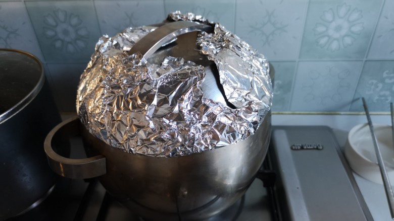 卤牛肉,水开后，盖上锅盖，转小火煮一个小时。