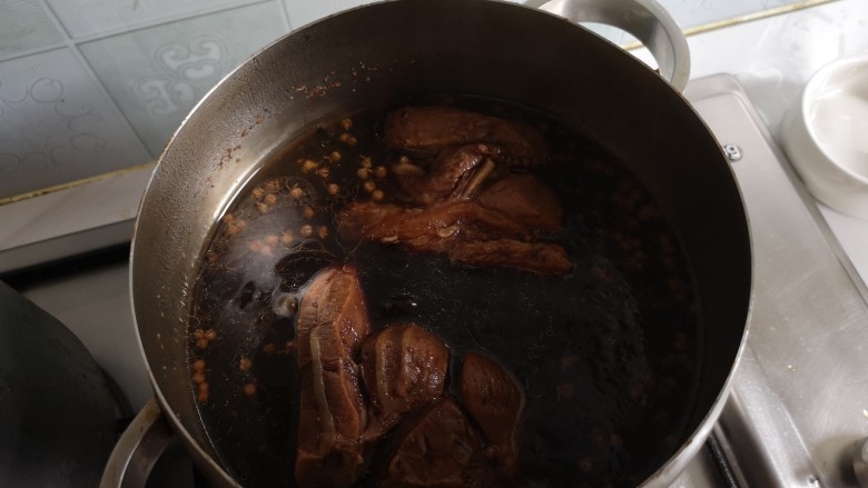 卤牛肉,之后关火，牛肉继续泡在卤料里。