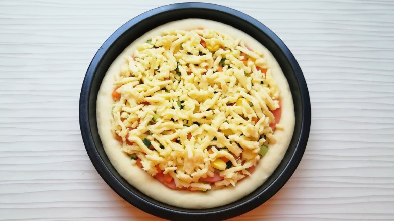 火腿彩蔬披萨,最后再撒上一层马苏里拉芝士。