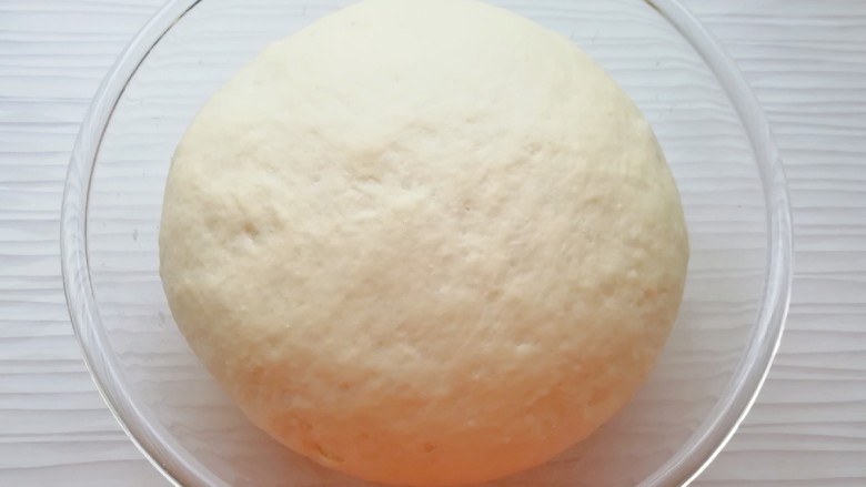 火腿彩蔬披萨,盖上保鲜膜发酵至两倍大。