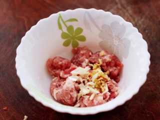 日式豆腐蒸肉靡,猪肉靡里先放入切碎的葱姜。
