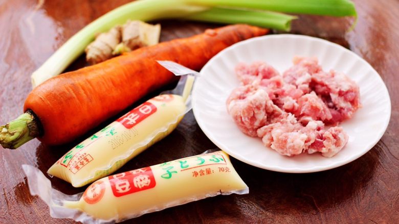 日式豆腐蒸肉靡,把做蒸菜的食材备好。