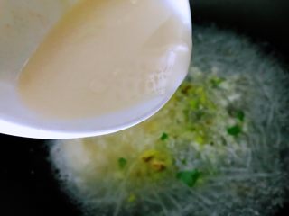 萝卜鸡蛋汤,烧开，碗中的面粉加入一点点水，搅拌稀释成面水，锅烧开后慢慢加入面粉水，边加边搅拌，能看到锅中在慢慢的变粘稠，时不时的搅一下锅中。汤中加入面粉是为了增加粘稠度。