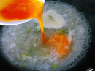 萝卜鸡蛋汤,鸡蛋在碗中打入搅散，锅中再次烧开之后，加入鸡蛋液边倒边用筷子缓缓搅匀。