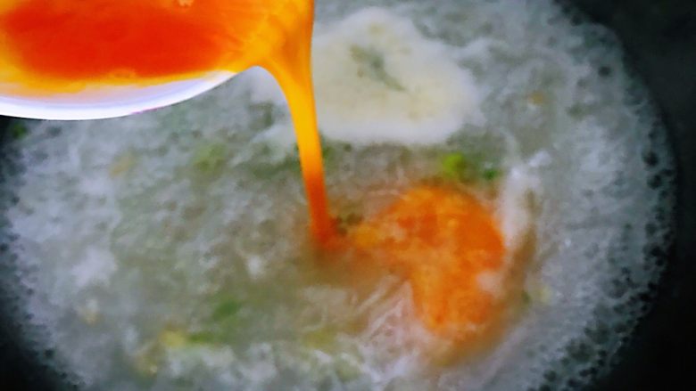萝卜鸡蛋汤,鸡蛋在碗中打入搅散，锅中再次烧开之后，加入鸡蛋液边倒边用筷子缓缓搅匀。