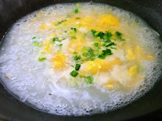 萝卜鸡蛋汤,鸡蛋汁凝固之后，关火，放入葱花，放入盐，搅均匀即可出锅。