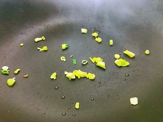 萝卜鸡蛋汤,锅中加入一点点油，放入切好的葱根部，轻微炝锅，炝出香味。