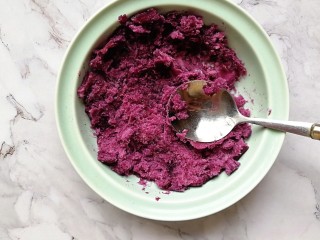奶香紫薯烤燕麦,紫薯蒸熟后，压成泥