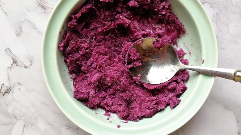 奶香紫薯烤燕麦,紫薯蒸熟后，压成泥